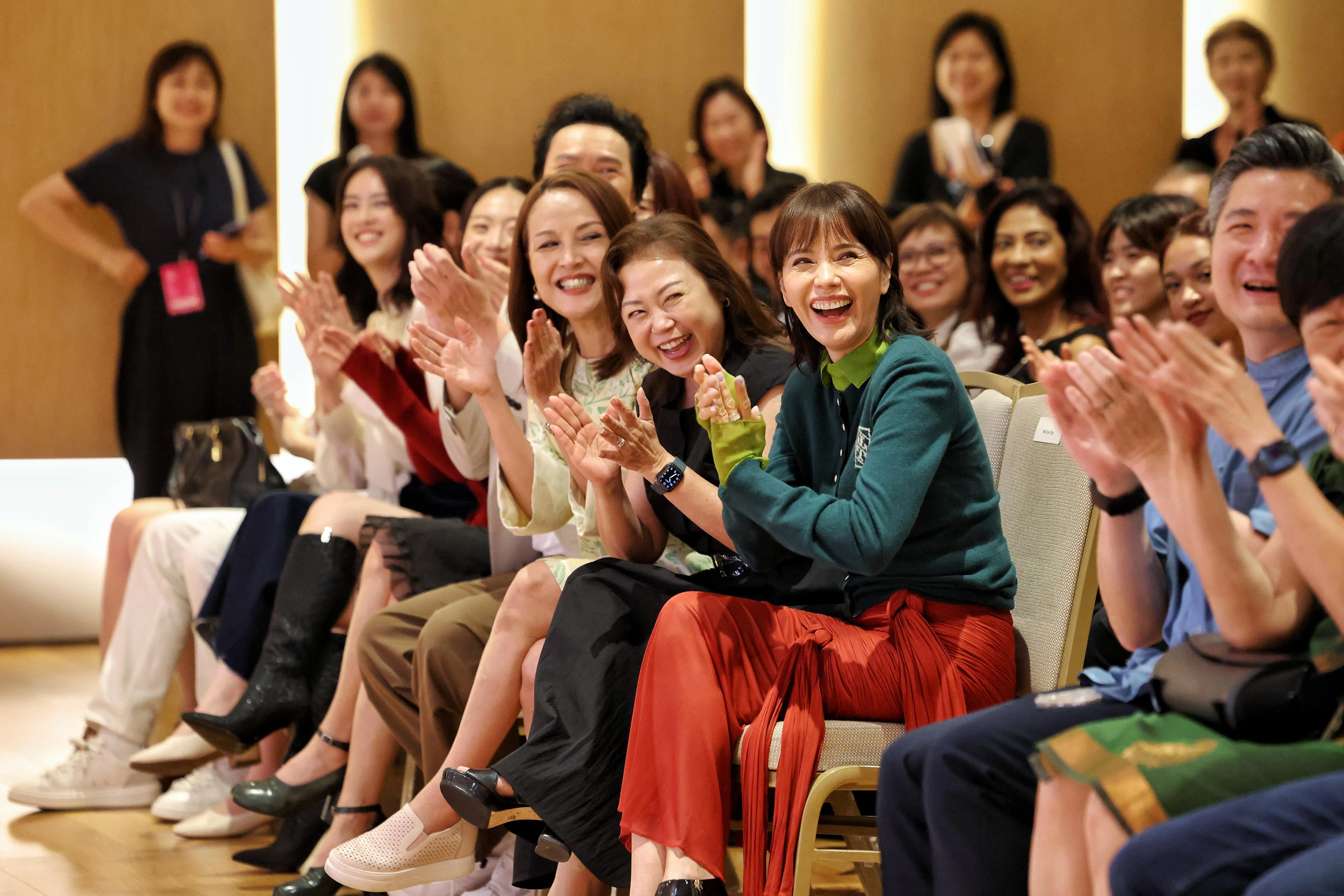 展览开幕当天，郑惠玉（右起）、向云、陈丽贞等出席活动。（新明日报）