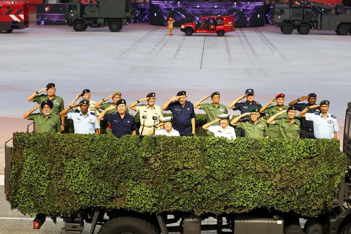 今年的庆典以别具意义的方式，在机动部队环节的最后，向上一代的制服人员致敬。钟杰弗里（前排右二）和萨福吉（后排右一）等老兵们站在驶过贵宾席的军车上，向现场观众敬礼致意。他们当中年龄最大的，是95岁高龄、曾在海军服役的韦少吉上士（后排左二）。（取自黄循财总理脸书）