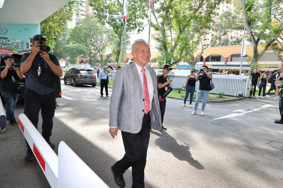 准候选人、新加坡政府投资公司前首席投资官黄国松（中）早上9时51分最先抵达人民协会总部。（唐家鸿摄）