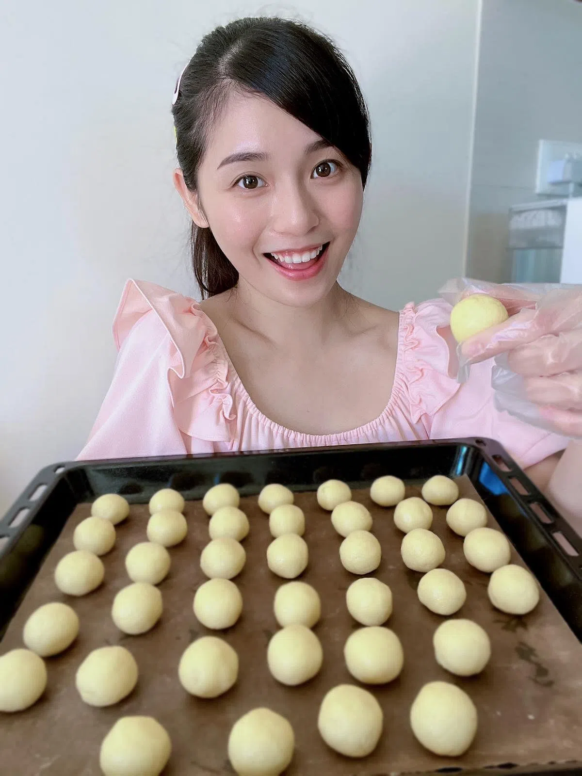 曾晓晴试过亲手制作年饼。（新传媒提供）