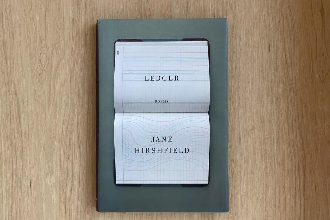 《分类账》的封面设计，是赫希菲尔至今所出版过的九本诗集当中，最叫我惊艳的。（作者提供）