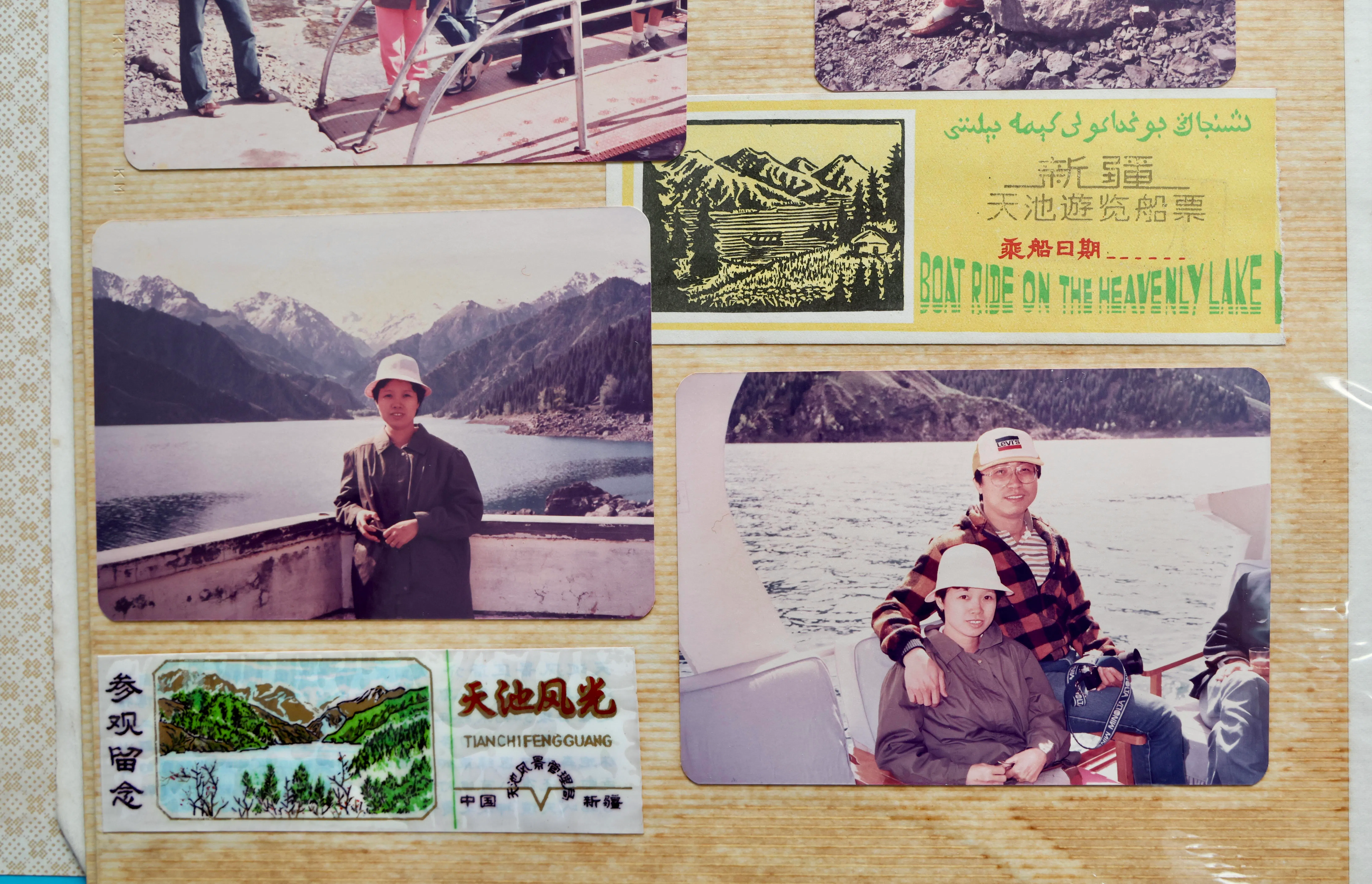麦椿荣和妻子曾兰英（右下）1980年代游览新疆天池时留影，他们也保留了当时的门票和船票。（陈斌勤摄）