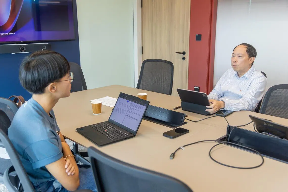 刘昕炜（右）日前在能源局新楼接受《联合早报》访问。（吴先邦摄）