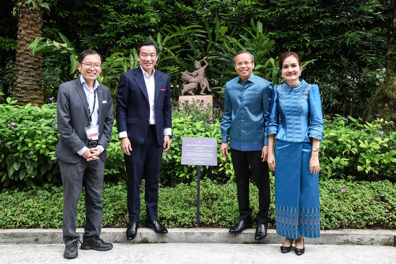 社会及家庭发展部兼律政部高级政务次长蔡瑞隆（左二）、柬埔寨驻新加坡大使索肯伉俪（右一、二），以及滨海湾花园局长罗志威（左一）在史迹花园为一座名为《国王与狮搏斗》（King Fighting With Lion）的砂岩雕塑揭幕。（关俊威摄）