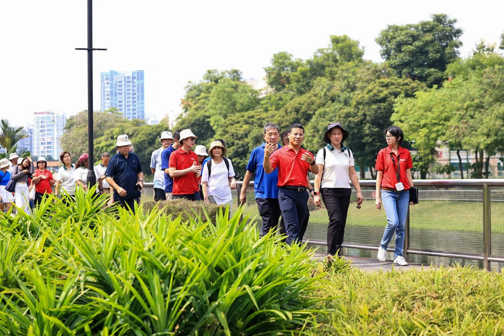 国家发展部长李智陞（右三）参观新开通的碧山直通市区连接项目。（吴先邦摄）