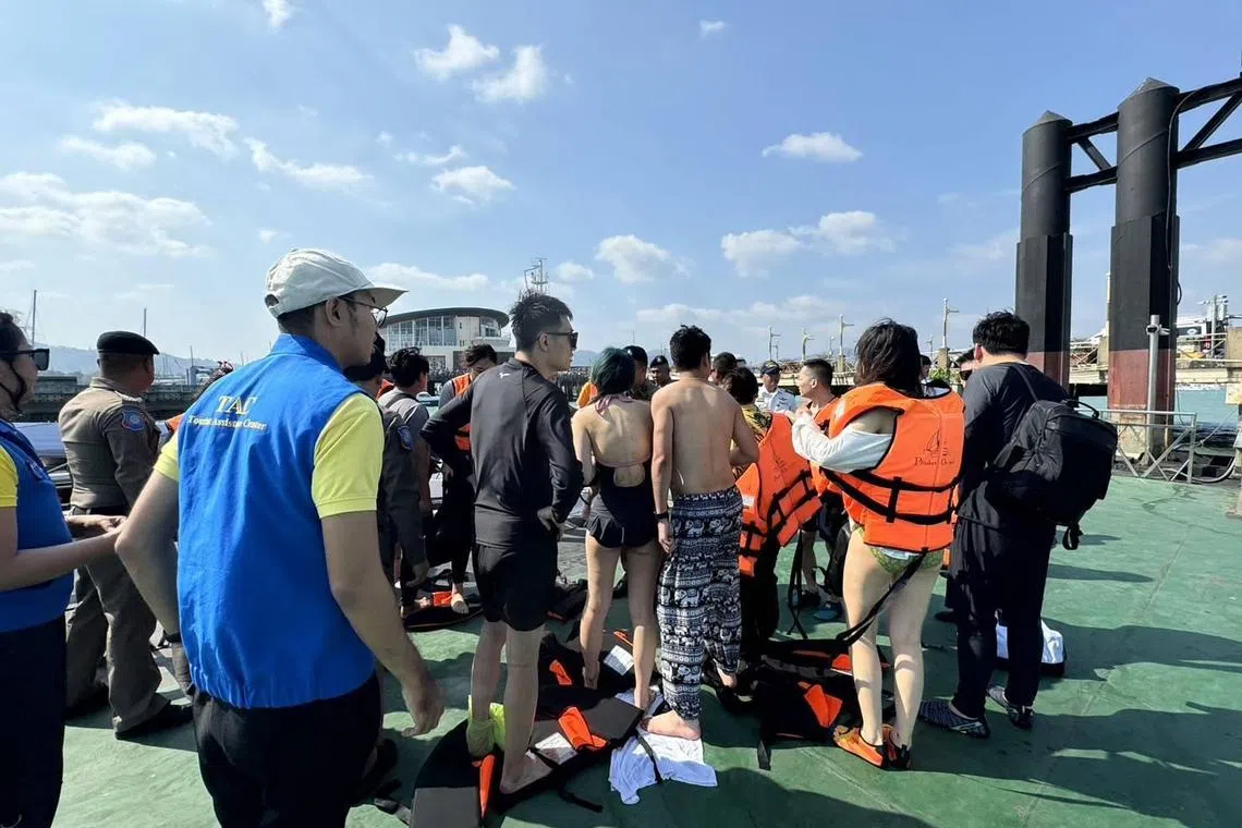 出事游船上的中国游客都穿着救生衣，被附近船只搭救。（取自Newshawk Phuket脸书）