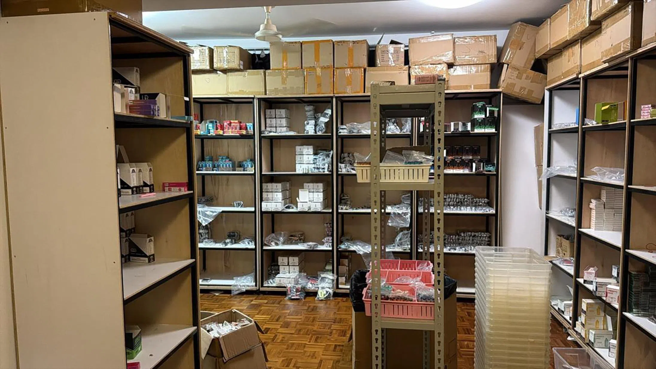 当局去年10月16日展开执法行动，捣毁团伙用来储存电子烟的仓库。（档案照片）