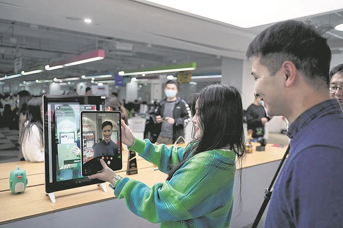 美图公司研发的“美图魔镜AR试妆”，可让顾客即刻体验妆容效果。（特约陈晚摄）