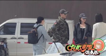 洪尧（左二）、吴谨言（右二）被拍到与保姆（左一）推着婴儿车出门。（互联网）