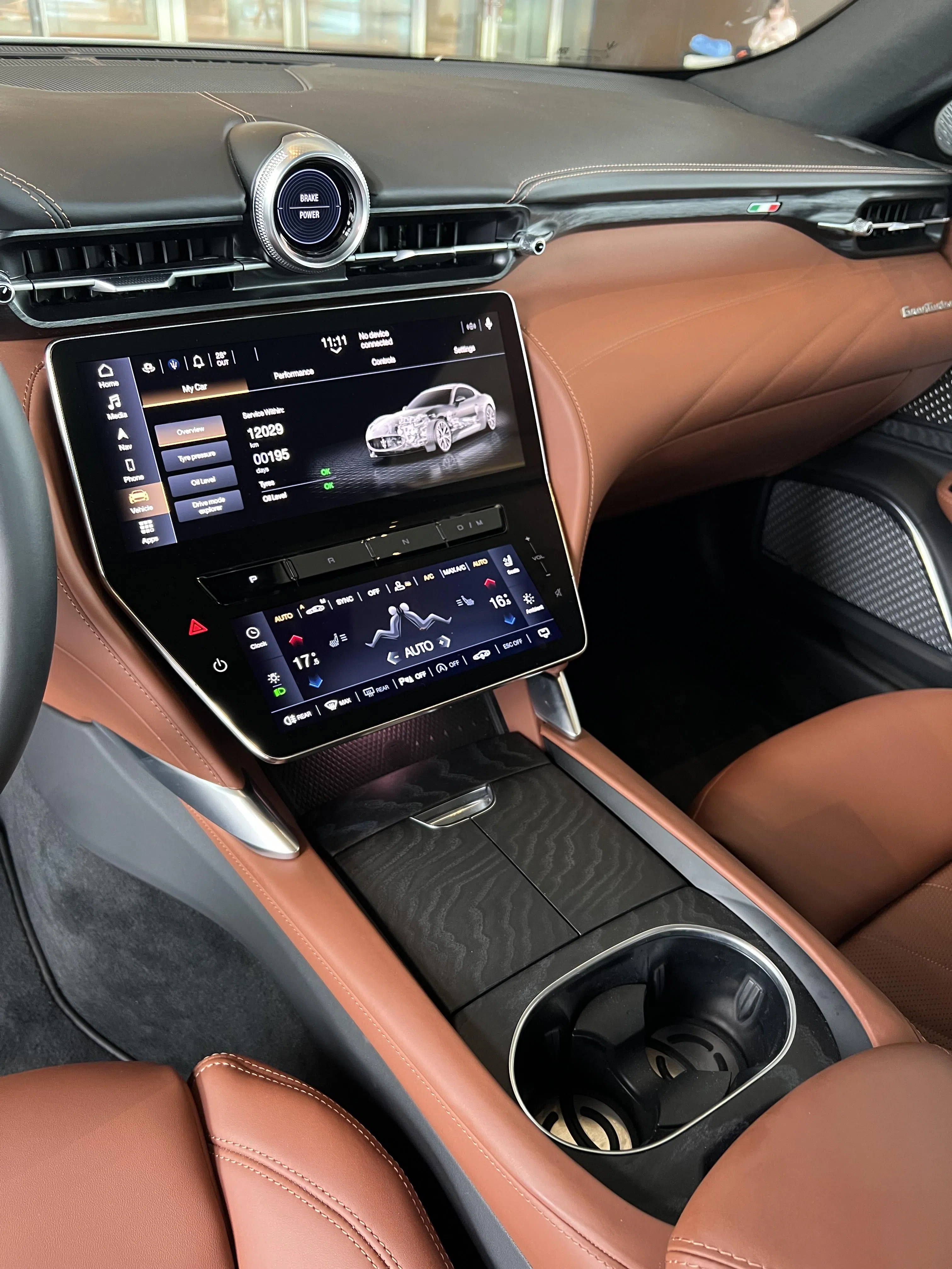 GranTurismo中控台配备上下屏，上方为中控主屏，下方是用来调控冷气的副屏。（黄少伟摄）