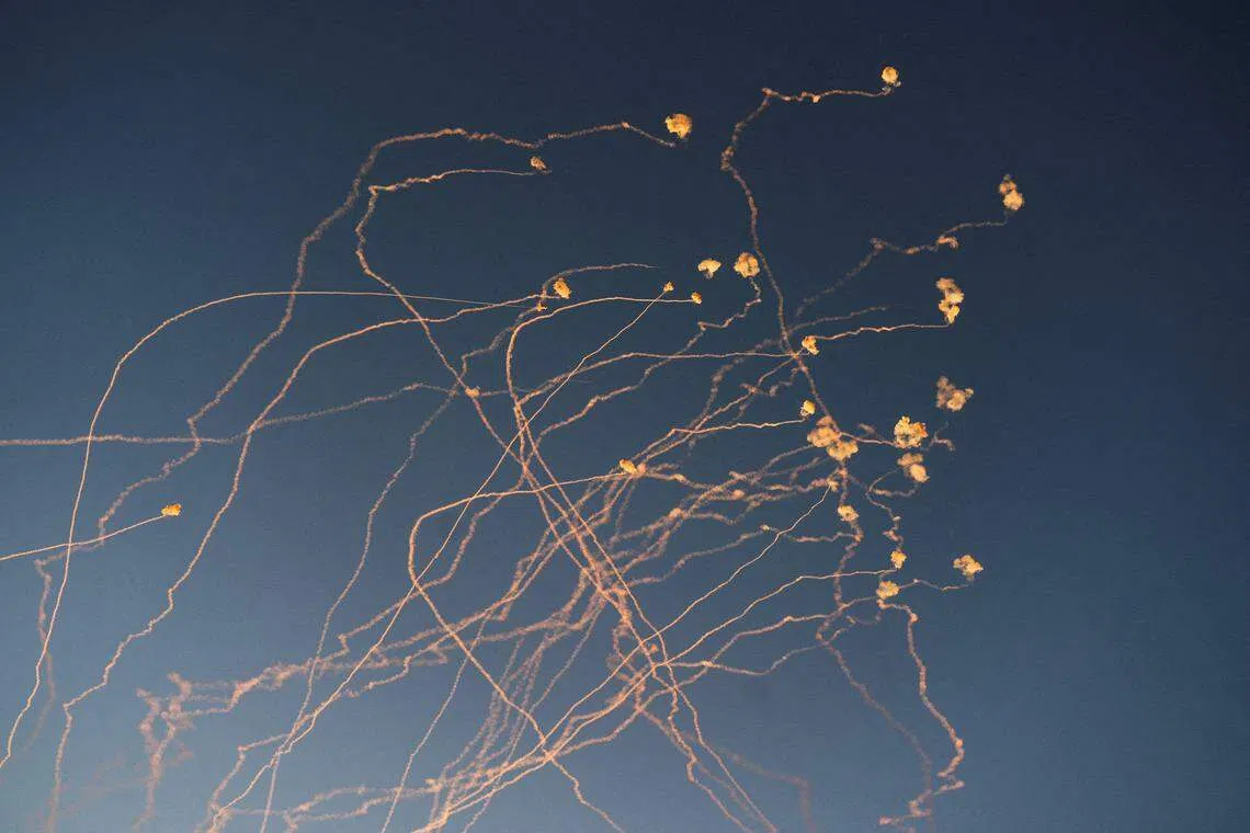 以色列拦截从黎巴嫩向以色列发射的火箭弹。（路透社）