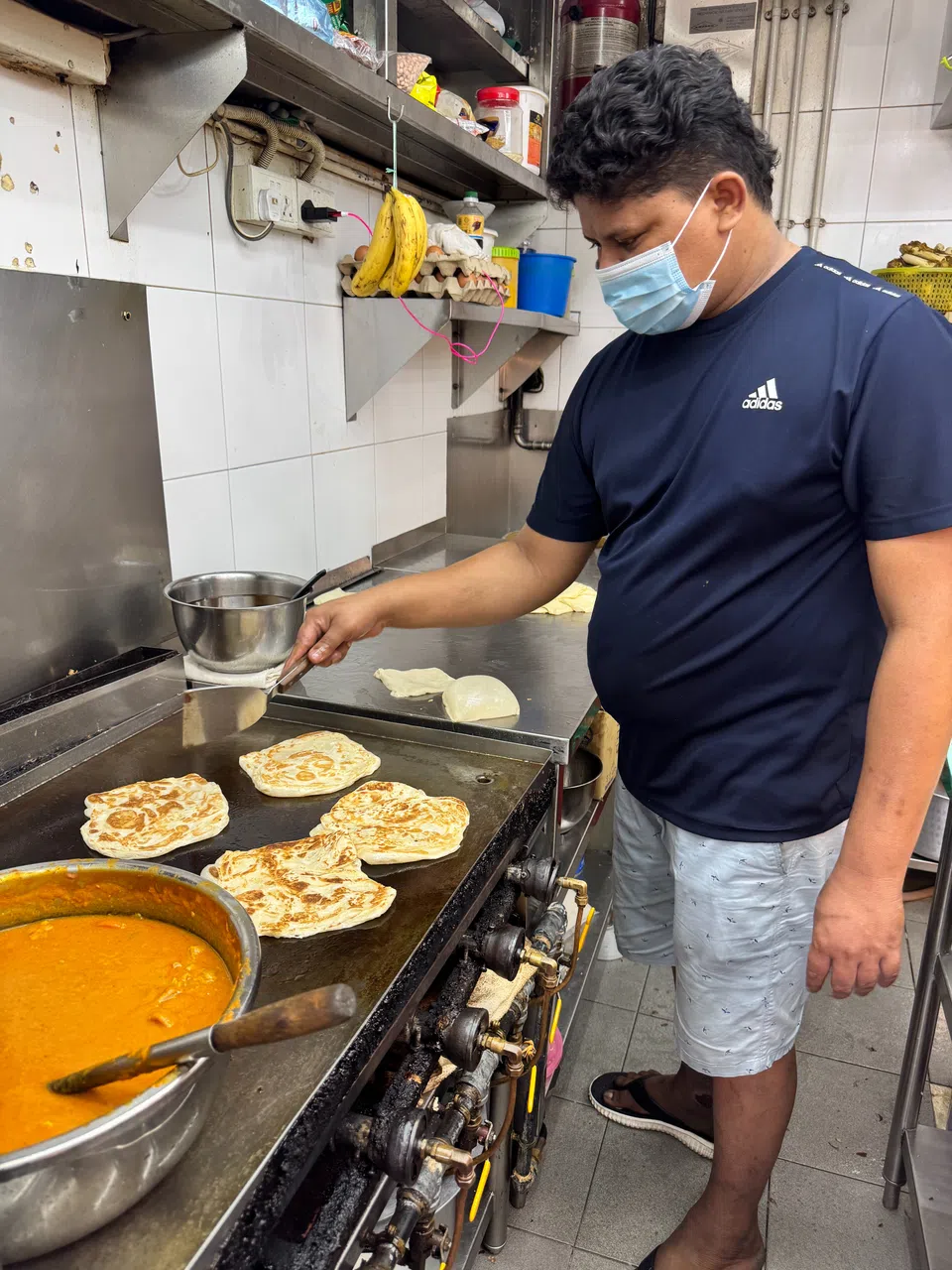 印度煎饼是新加坡国民美食。（翁铭芯摄）