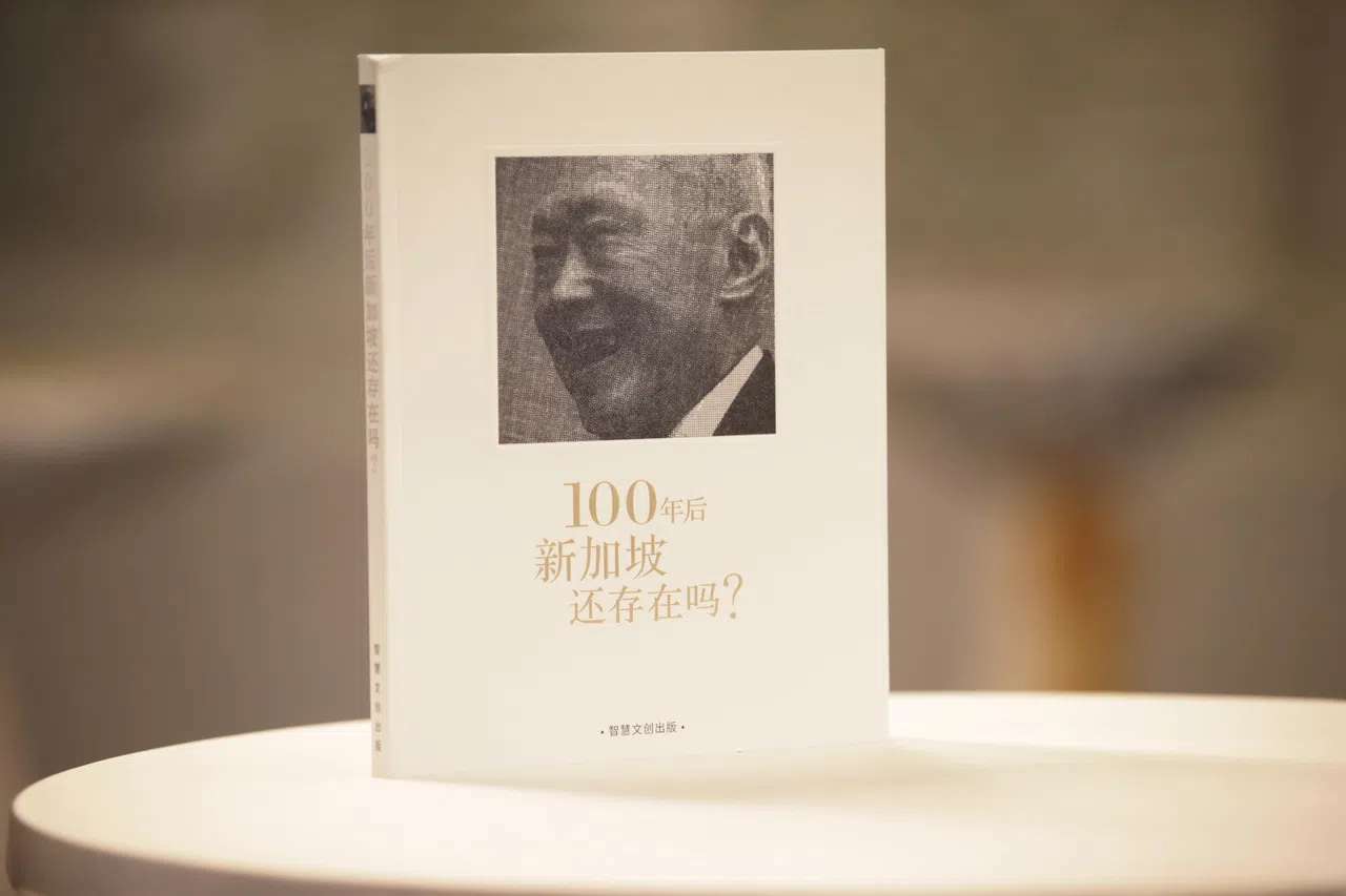 为纪念已故建国总理李光耀百岁冥诞，新加坡智慧文创获黄鸿年基金资助，出版了《100年后新加坡还存在吗？》一书。（蔡家增摄）