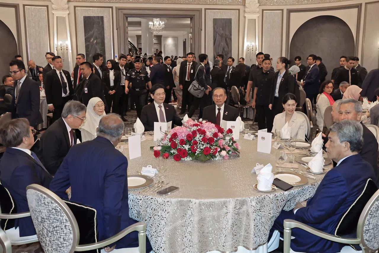由黄循财总理（左五）和马国首相安华（右五）领导的新马两国代表团，在新马领导人非正式峰会结束后，在布城首相官邸共进午餐。同桌的包括我国内政部长兼律政部长尚穆根（左起）、砂拉越邦总理阿邦佐哈里、我国副总理兼贸工部长颜金勇、安华夫人旺阿兹莎、黄总理夫人吕子蕊、马国副首相兼能源转型及公用事业部长法迪拉、我国外交部长维文医生，以及马国外交部长莫哈末哈山。（马新社）