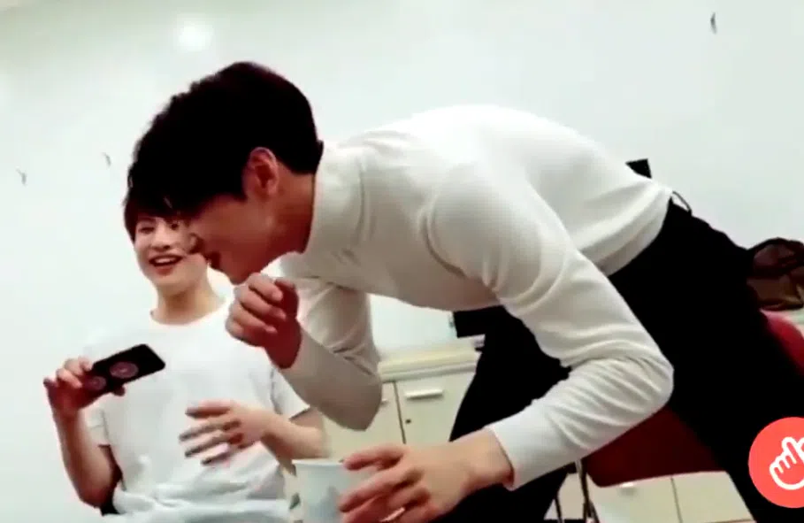 车银优偷喝队友的海带汤被抓包。（互联网）