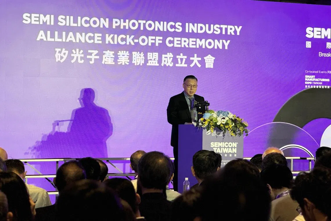 台湾日月光投控营运长吴田玉9月3日指出，矽光子不是一家公司能做的，也不是小公司能做到的，所以要成立联盟，要一起学习、一起努力。此外，有政府的号召，才能带动全体的生态系。（缪宗翰摄）
