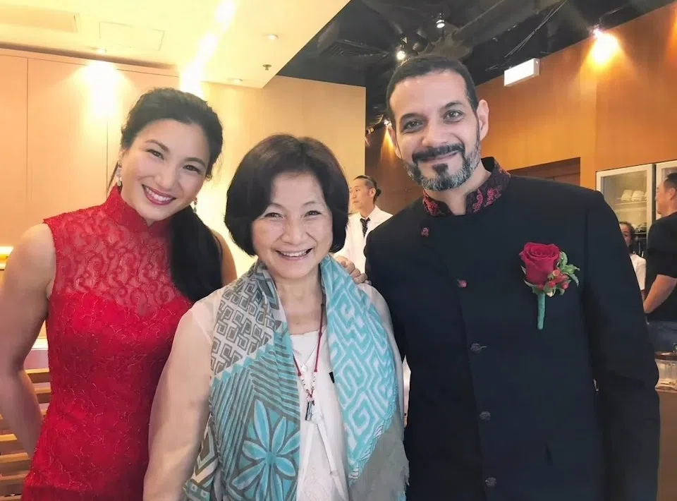 郑佩佩的女儿原子鏸（左）在社媒发长文悼念母亲（中）。（互联网）