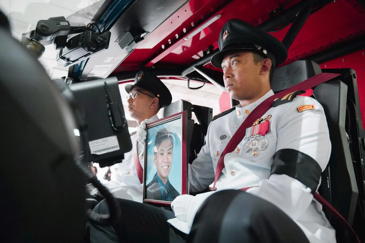 消防队长郑学勤上尉在5月16日的油轮灭火行动中殉职，20日出殡，新加坡民防部队为他举行荣誉葬礼。（取自费绍尔脸书）