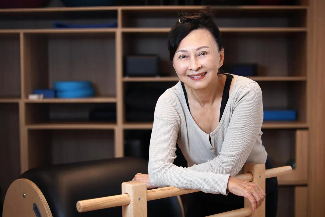 蒋福娟十多年前开始练习普拉提，发现身体机能不但没有随着年龄增长而衰退，反而变得强壮，平衡感和柔韧度也有所改善。（龙国雄摄）