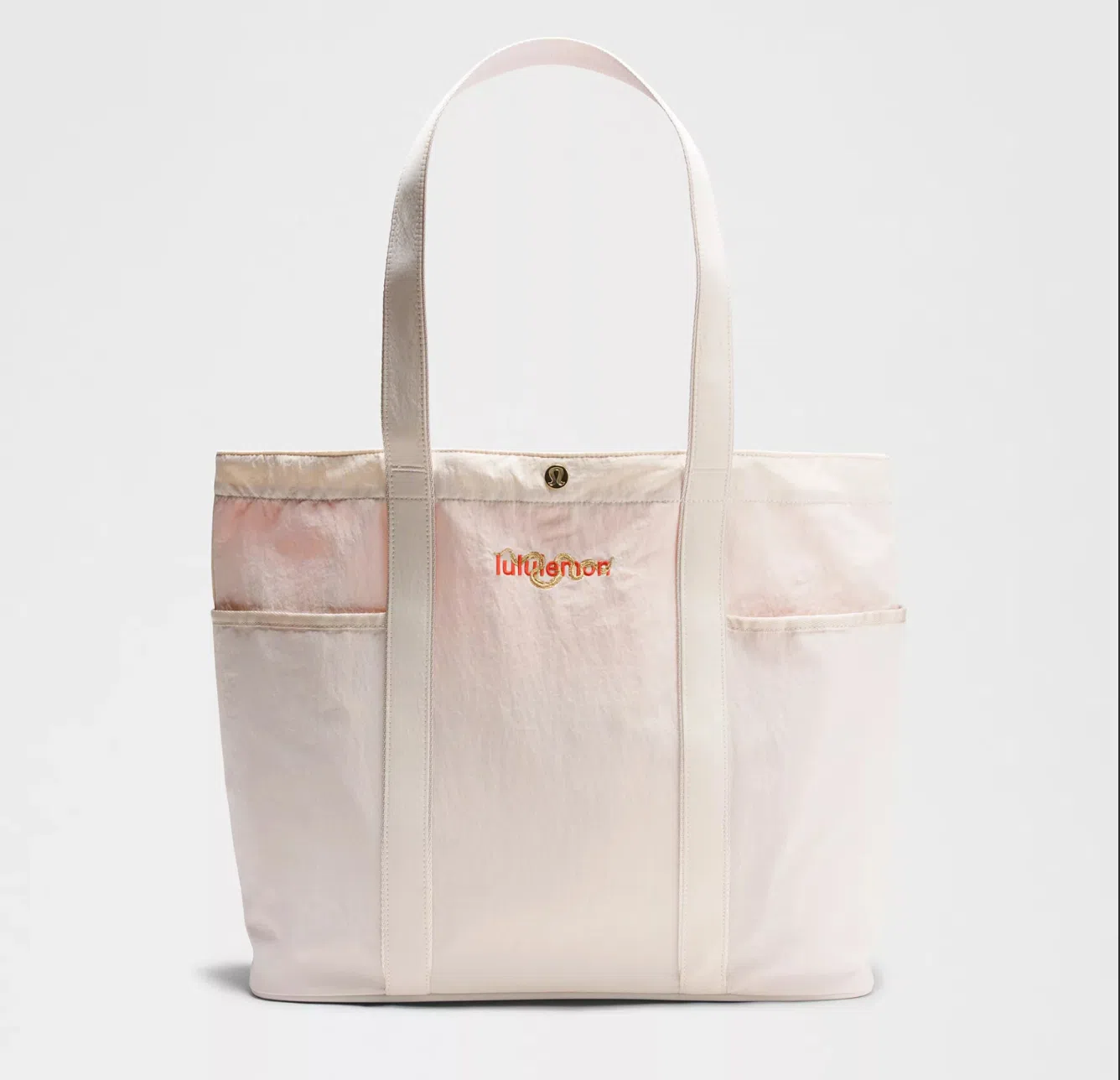 Lululemon白色包内有乾坤，给人“白里透红”感。（品牌提供）