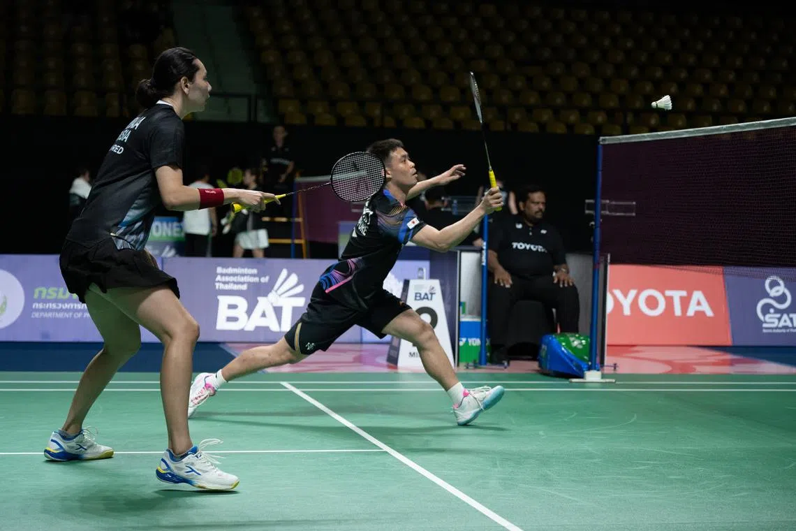 我国选手许永凯（右）与印尼球员格洛丽亚组成的跨国混双组合不敌六号种子、印尼组合阿德南／贾米尔。（陈家兴提供）