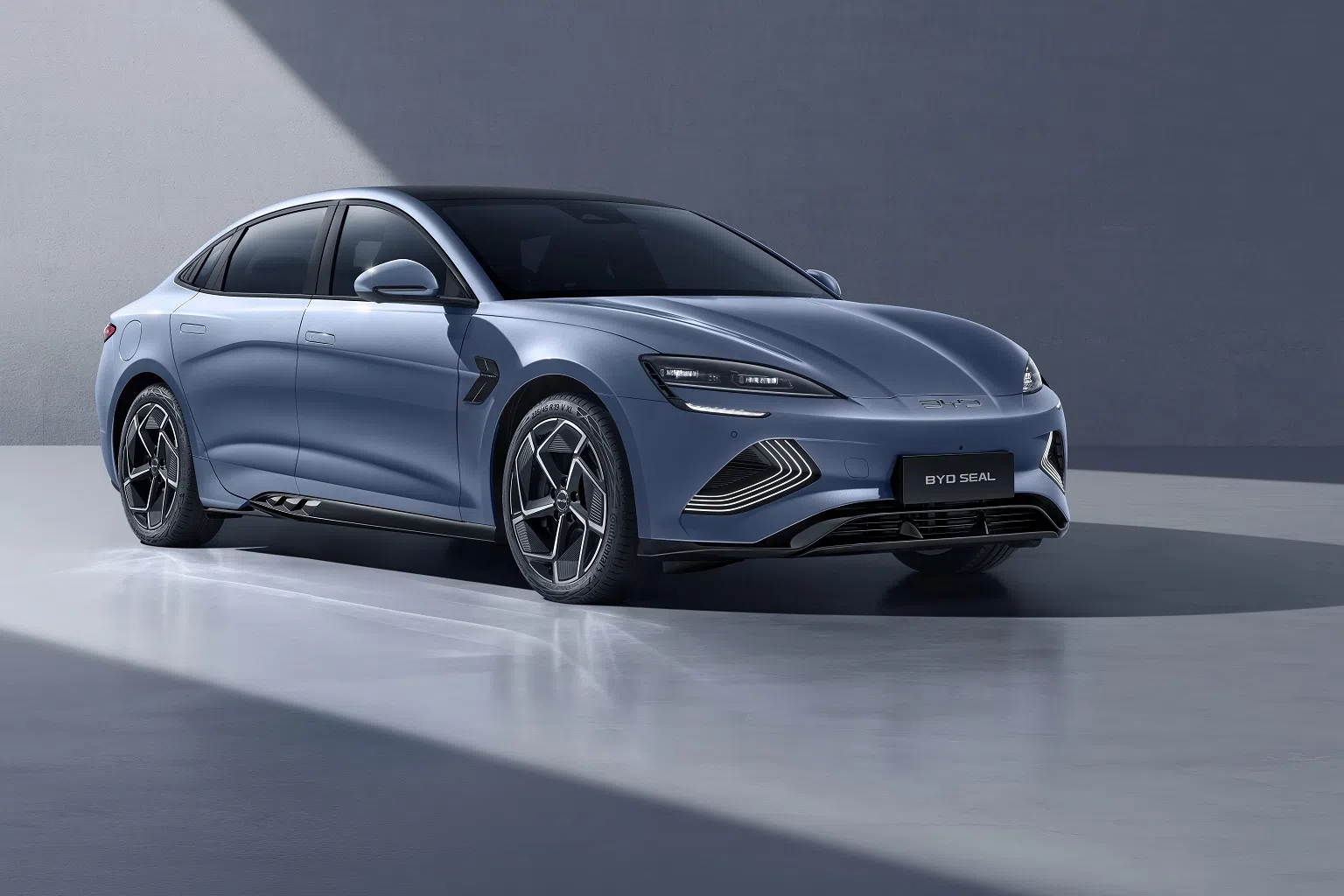 比亚迪海豹配备了九个安全气囊和各种高级安全功能，并由品牌标志性的刀片电池驱动。（图/BYD提供）