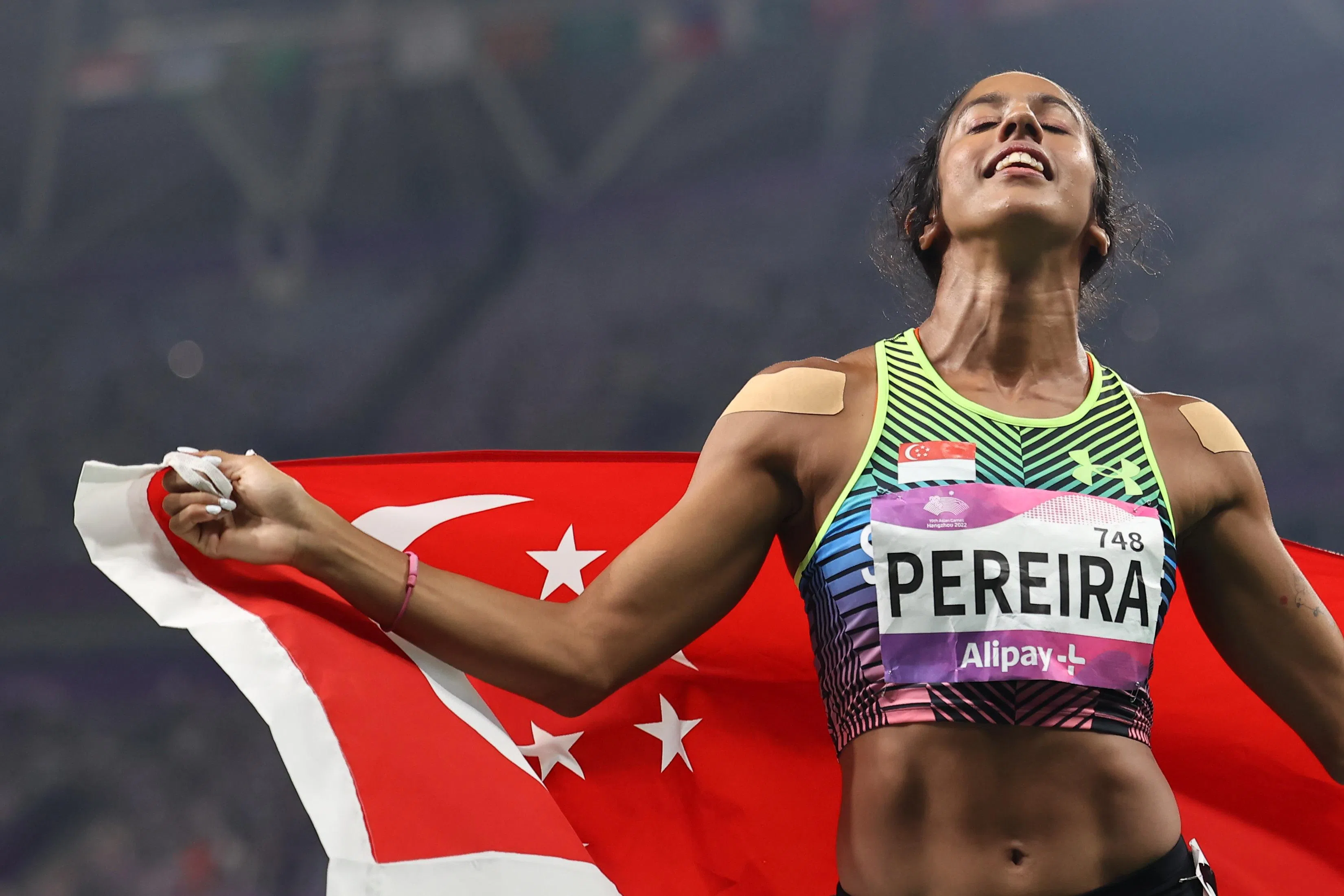 珊蒂（Shanti Pereira，28岁）在杭州亚运会夺得女子100米比赛银牌，两天后又摘下女子200米金牌，打破了新加坡田径队近50年来的亚运会奖牌荒，成为我国杰出妇女榜史上最年轻的得奖者。（陈渊庄摄）