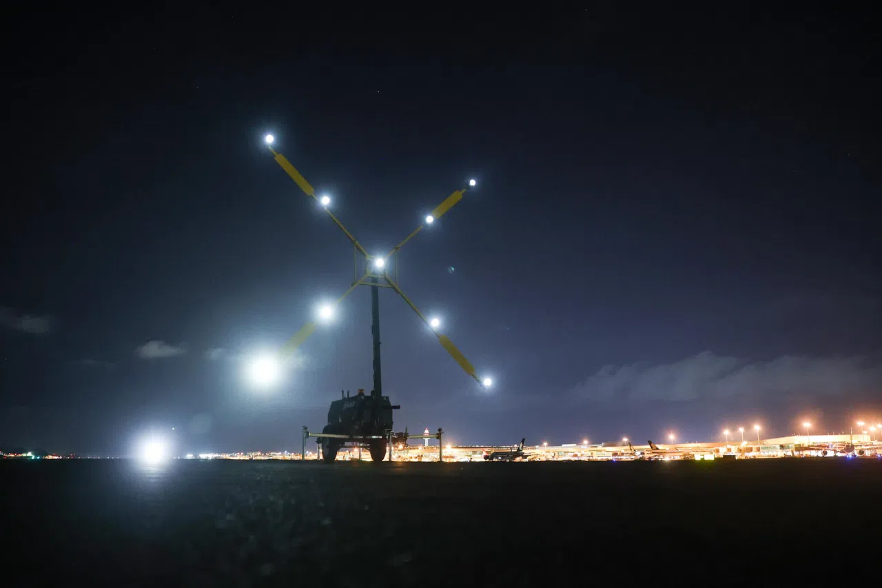 巨型电子交叉标志在跑道的前后端，提醒机师跑道已关闭。（白艳琳摄）