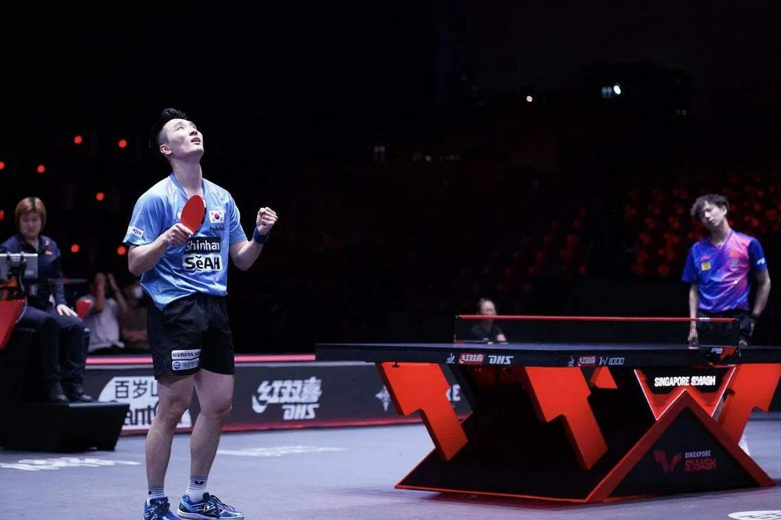 韩国选手李尚洙（左）在WTT新加坡大满贯男单首轮战胜中国选手林高远（右）。（王晨晓摄）