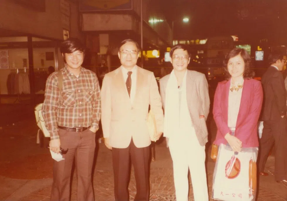 1981年12月金庸（左二）倪匡（右二）在香港宴请杜南发（左一）与杜太太余秀鸾。（杜南发提供）