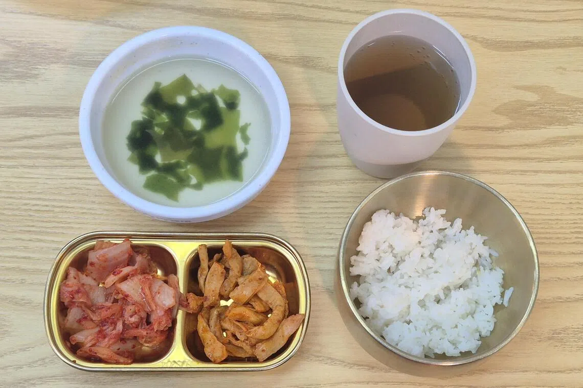 “米为先拌饭”的四大免费福利：朝鲜风味泡菜、五常大米、海带汤和大麦茶。（陈爱薇摄）