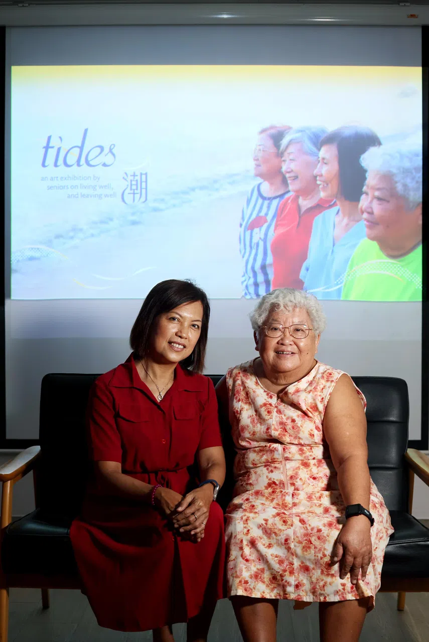 参与艺术展的沈姵吟（左）和谢艳芳（右），希望通过短片引导大家积极思考关于陪伴和死亡等话题。（龙国雄摄）