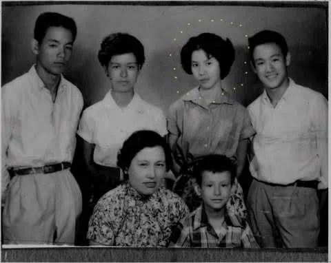 李小龙（上排右起）共有5个兄弟姐妹，分别是大姐李秋源、二姐李秋凤、哥哥李忠琛、以及弟弟李振辉（下排右）；下排左为妈妈何爱瑜。（取自李香凝IG）