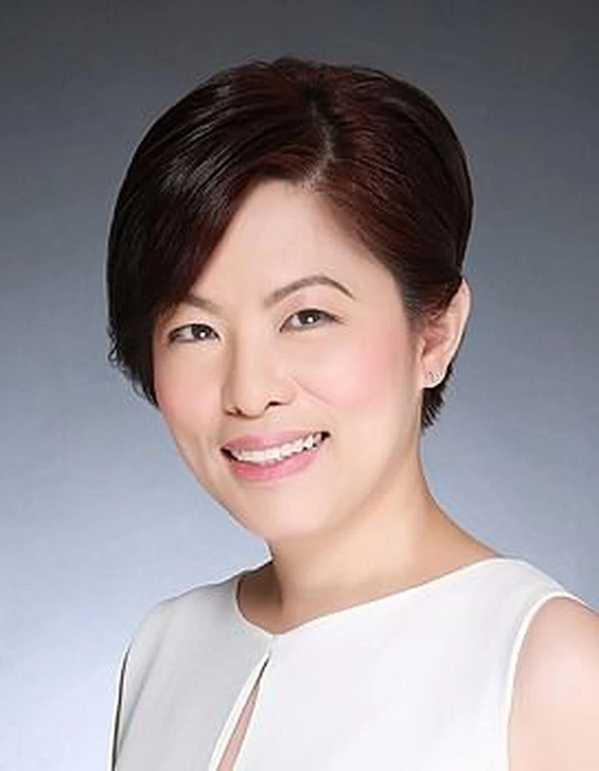 40多岁的王莉珺在2017年辞去区域销售经理的工作，现为一名护士。（图／新加坡保健服务集团）