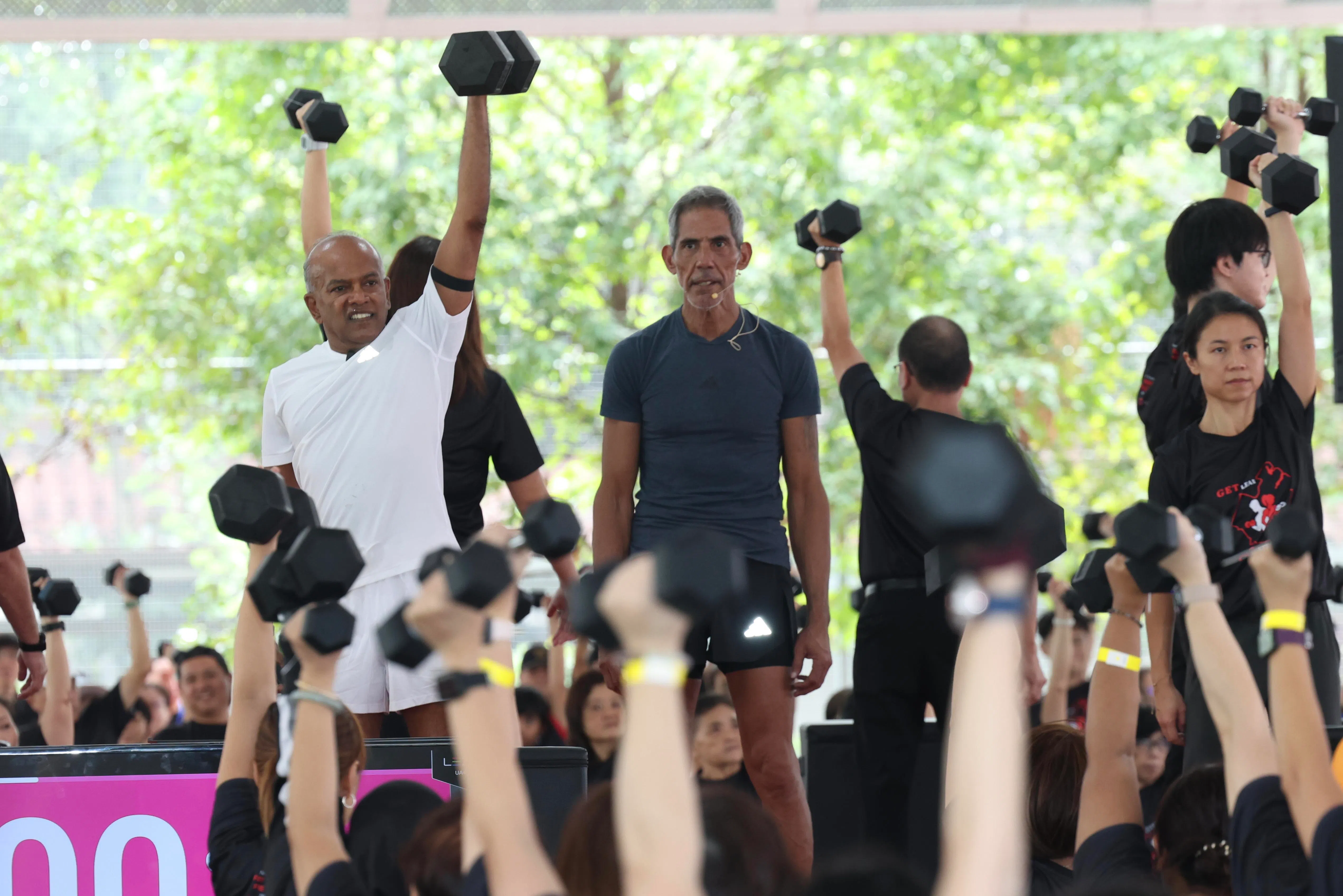 包括国家安全统筹部长兼内政部长尚穆根（左一）和永续发展与环境部兼文化、社区及青年部高级政务次长吴函燕（右一）在内的五名义顺集选区基层组织顾问，与居民一起在教练大卫（左二）的带领下，参加挺举挑战。（郑一鸣摄）