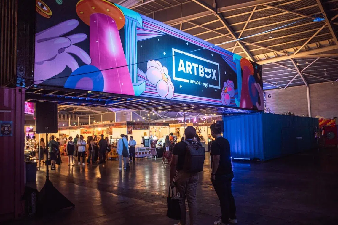 创意市集ArtBox2023年首次在室内登场，让来自新加坡、泰国、马来西亚，以及印度尼西亚等地的特色小摊位，齐聚新加坡博览中心。（档案照）