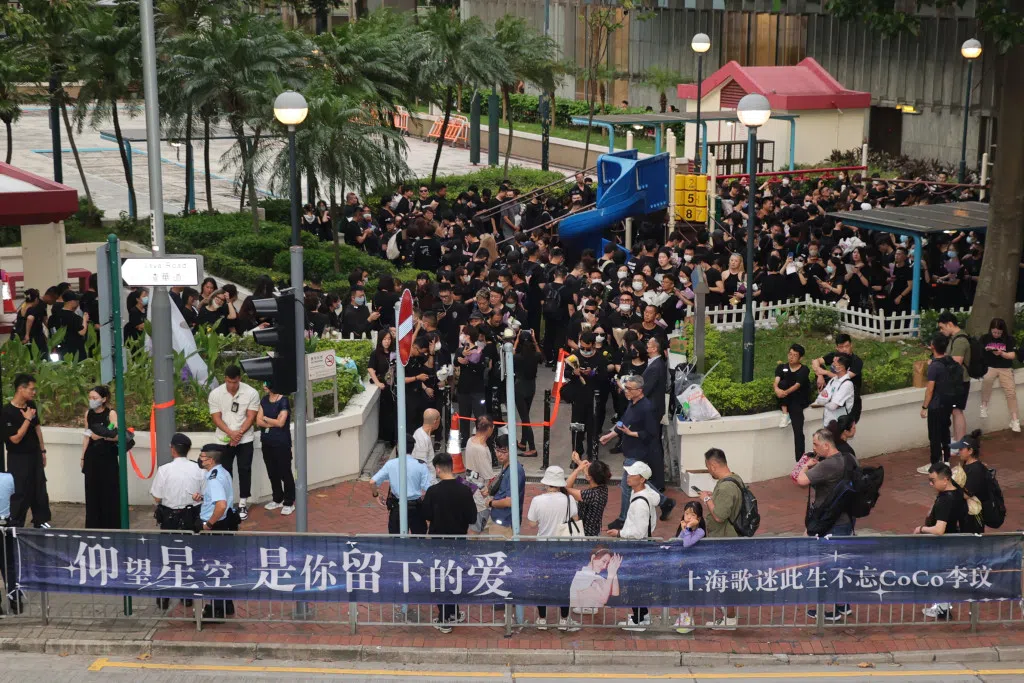 李玟追思会场地外聚集了超过千名粉丝。（互联网）