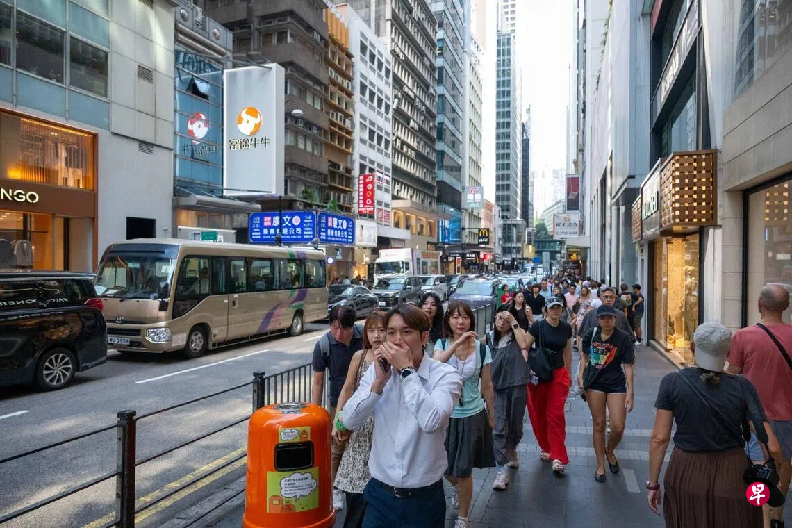 港府星期五（8月14日）公布，今年第二季本地生产总值按年增长4.3%，上一季增长5.9%。今年上半年本地生产总值按年增长5.1%，是近五年来最强劲的半年度表现。图为8月11日，香港中环皇后大道上的行人。 （彭博社）
