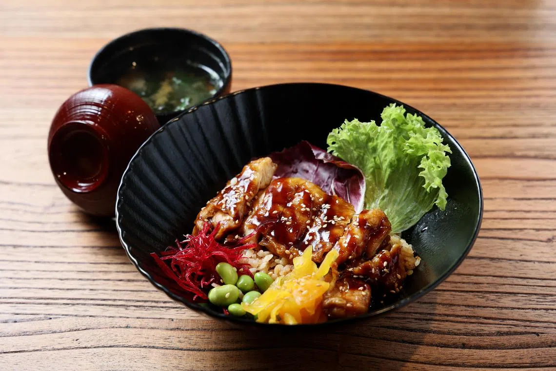 日本餐Mizuya Kaisen Don & Tempura的照烧鸡肉丼饭配有蘑菇饭。（龙国雄摄）