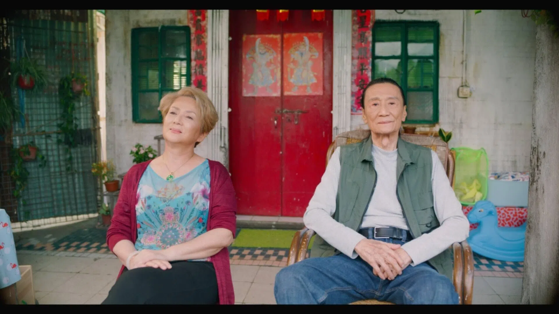 谢贤（右）在与冯宝宝合作的《杀出个黄昏》里罕有地摘下墨镜演出。（互联网）