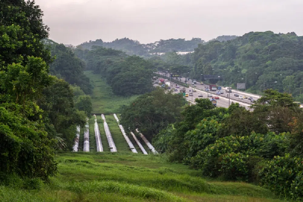 武吉知马高速公路（BKE）的水管。（海峡时报）