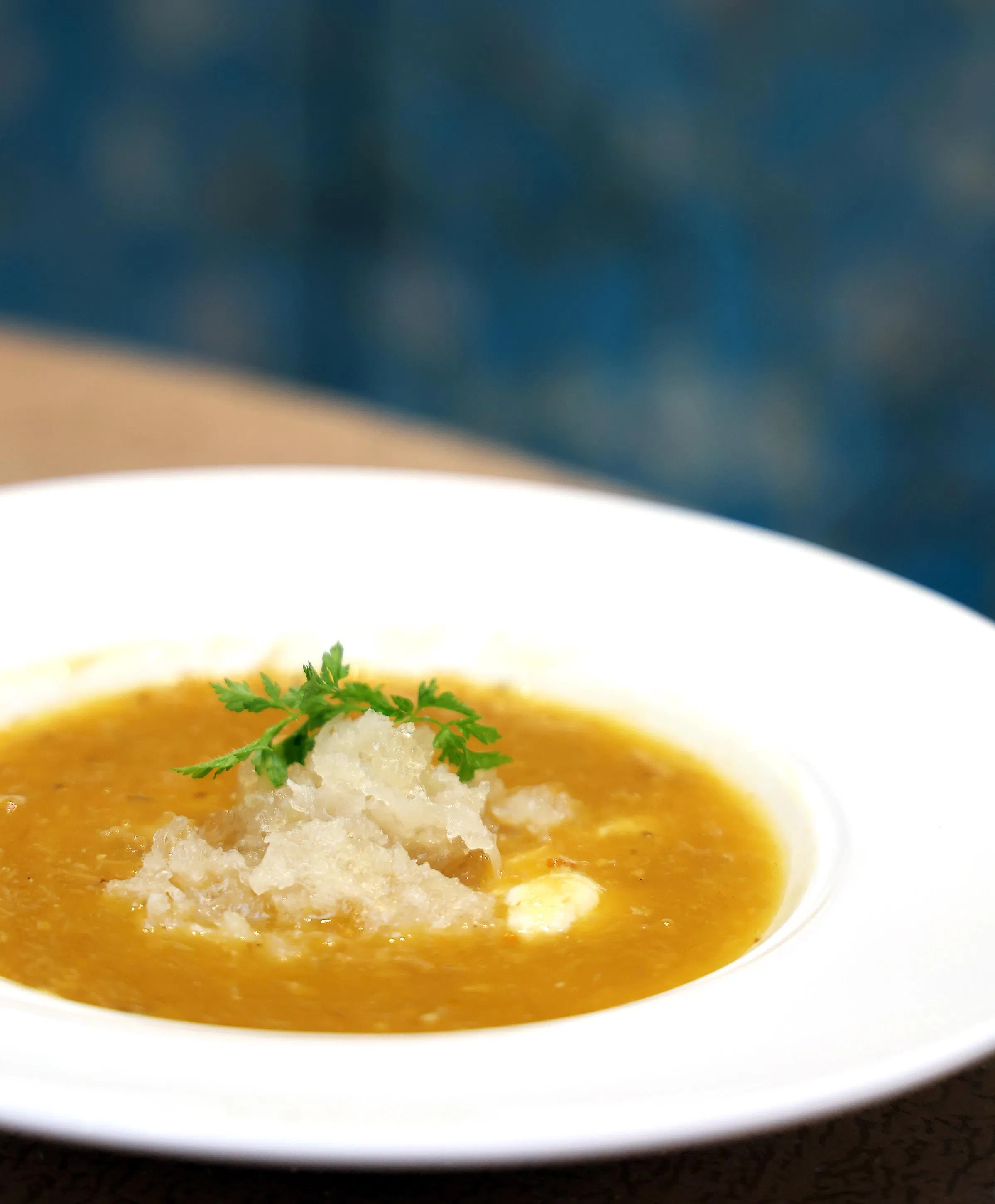 中餐馆华厅的浓鸡汤大闸蟹粉芙蓉燕窝，鲜甜奢华。（萧紫薇摄）