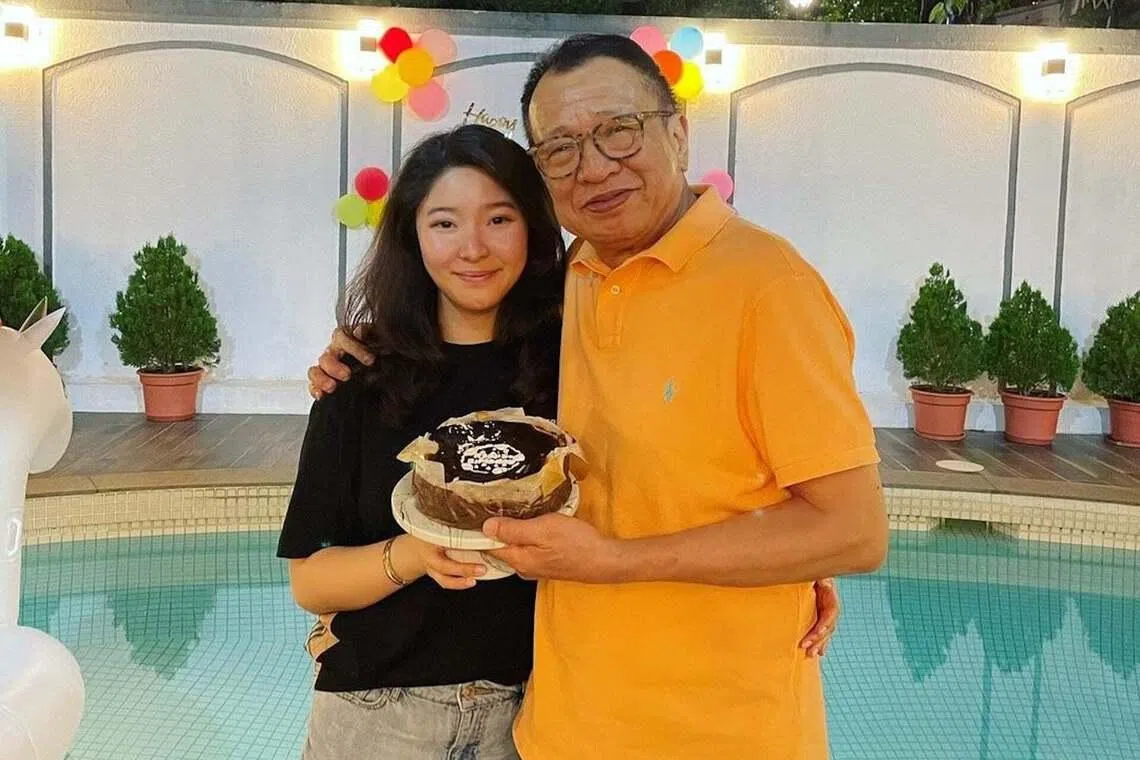 许惠菁（左）做家务时表现生疏，足见许绍雄生前对女儿的百般呵护。（互联网）