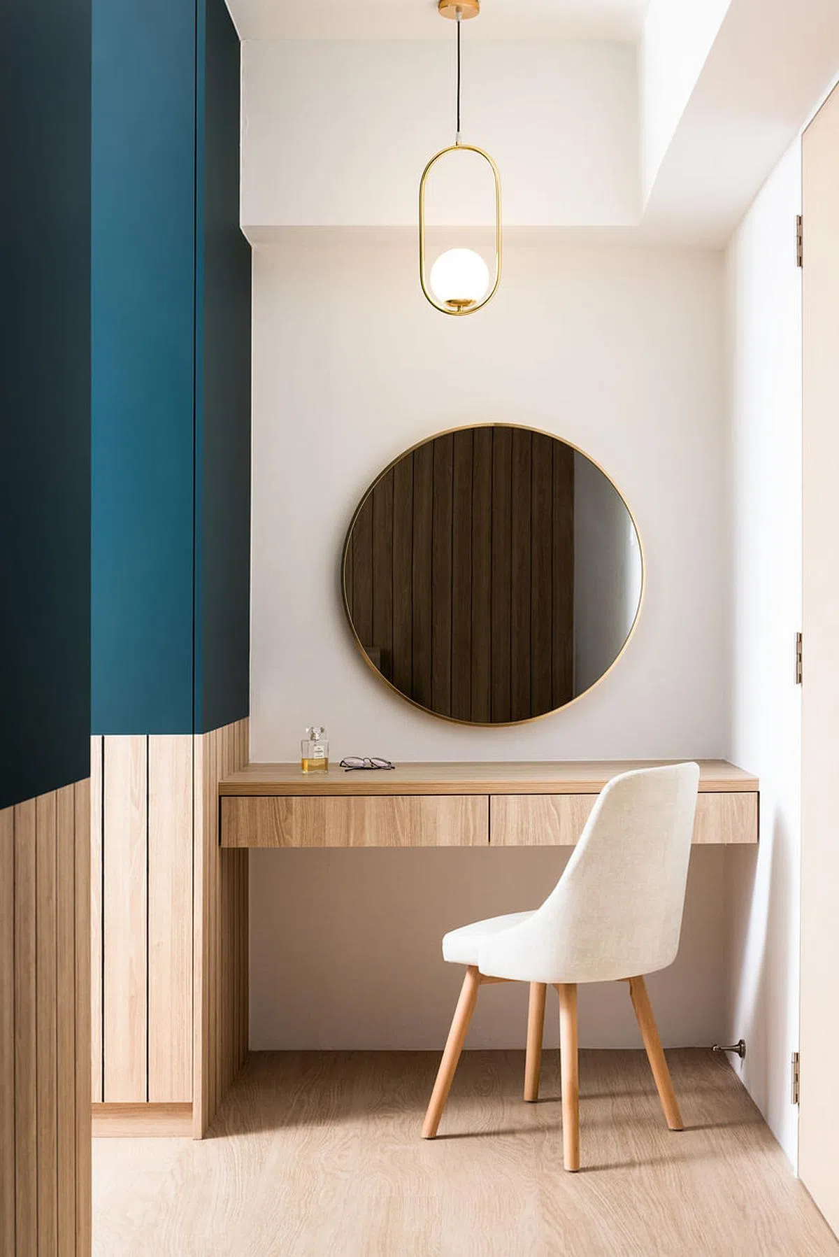 小梳妆台既不占空间，也有办公、化妆多种用途。