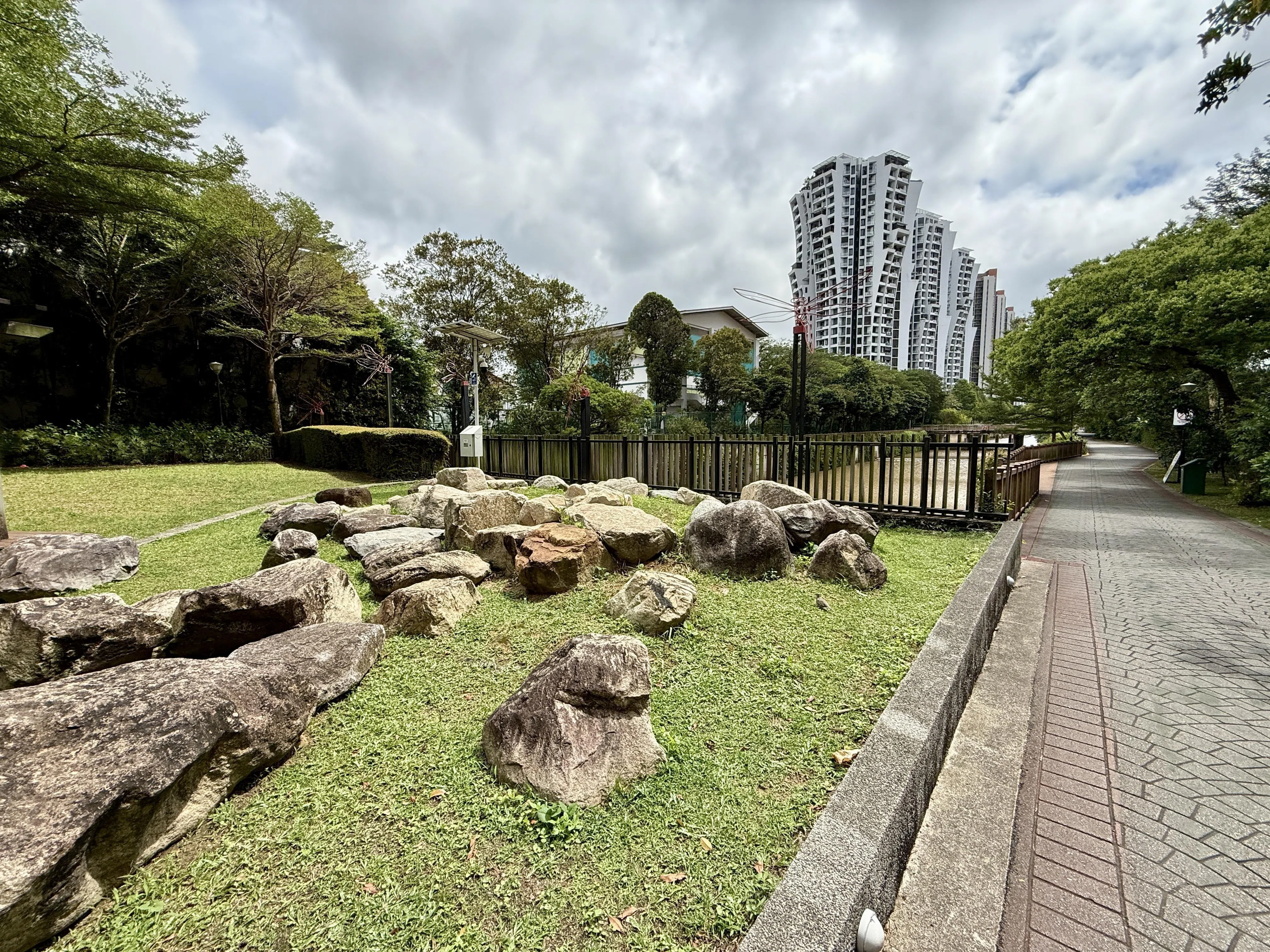 石头不只是装饰品，还有净水的实际功效。（陈映蓁摄）