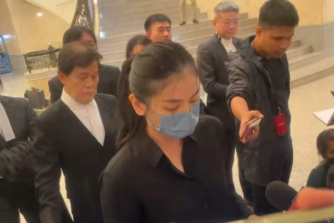 沈可婷（中）上诉得直后首次对媒体发言。（星洲日报）