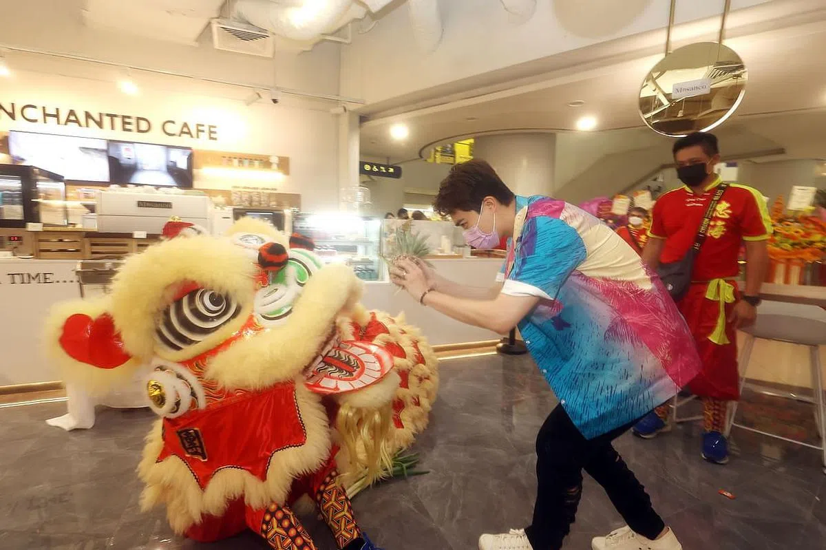 李腾的发廊与Mosanco Enchanted Cafe昨天一起举行开幕礼，请来醒狮团助兴。（邝启聪摄）