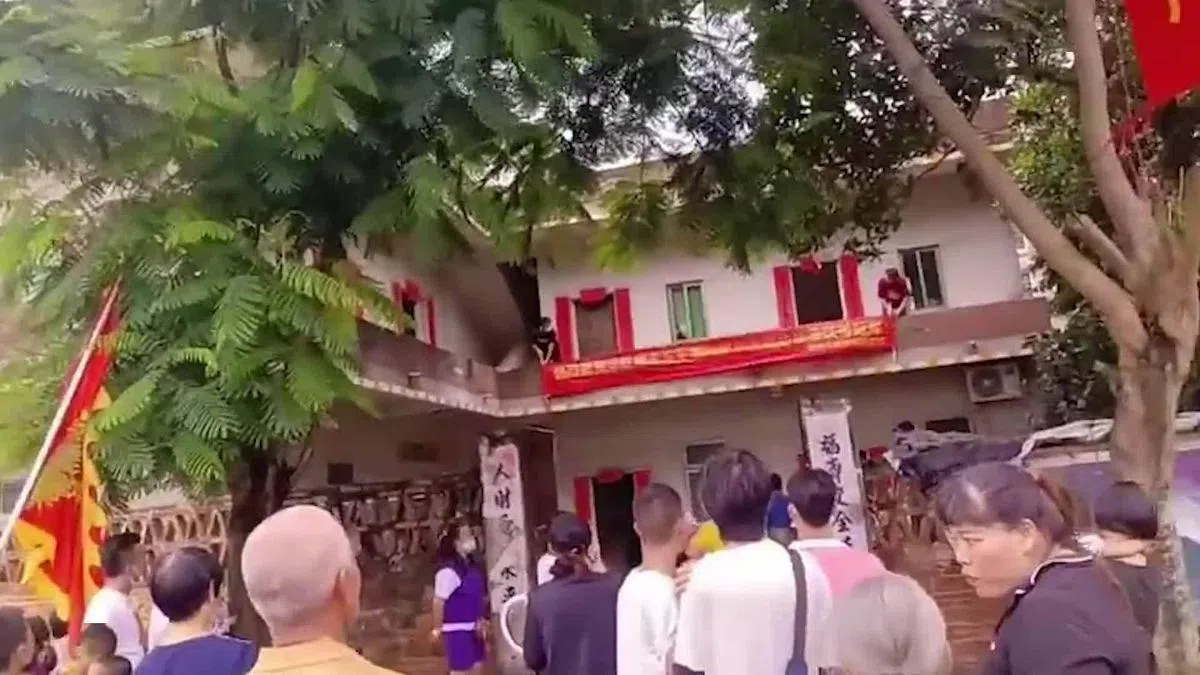 全红婵成名后，她家也成了网民打卡圣地，每天几十上百人到这里拍照。（互联网）