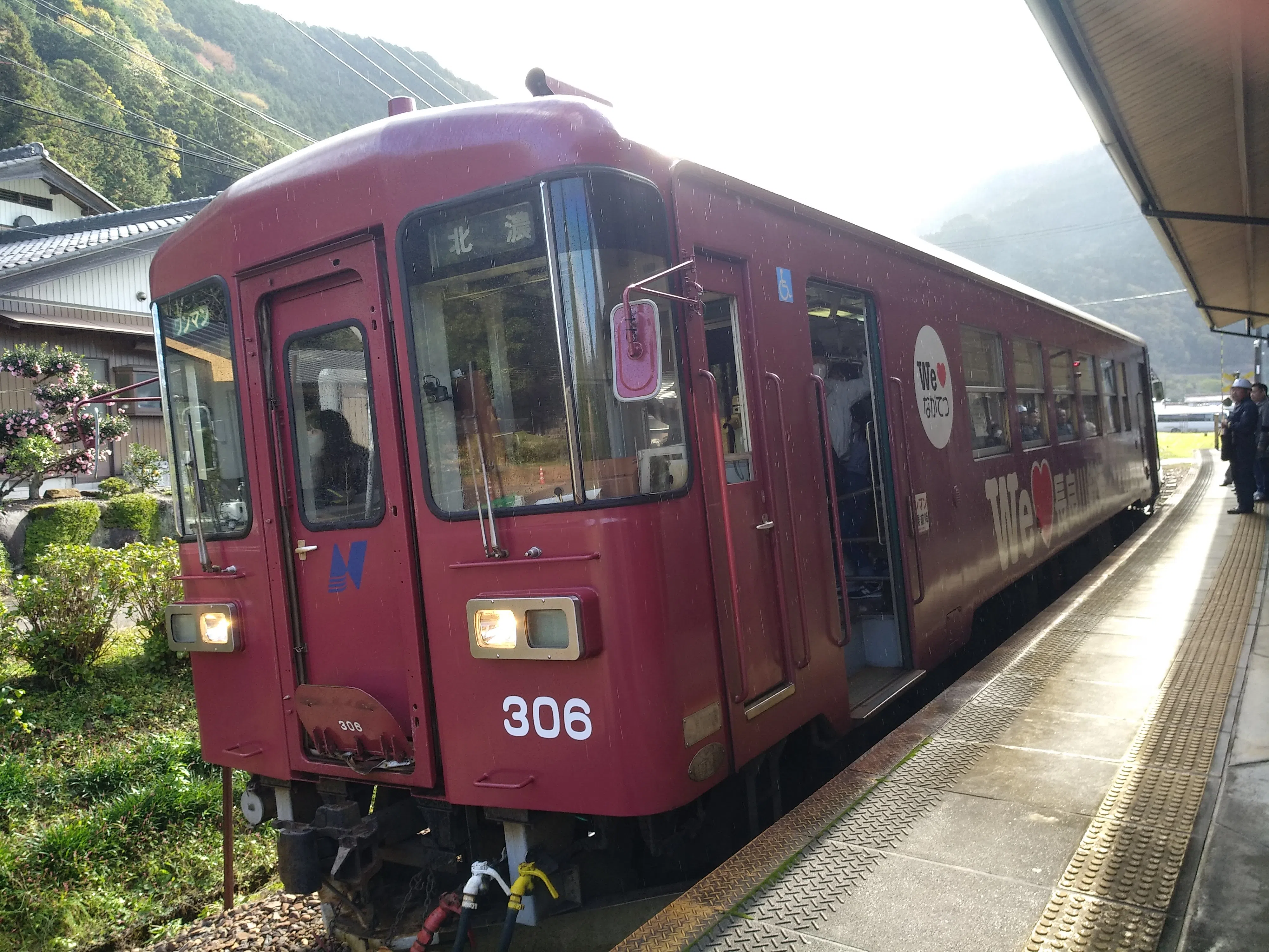 行走长良川铁道线的小列车。（小黛摄）