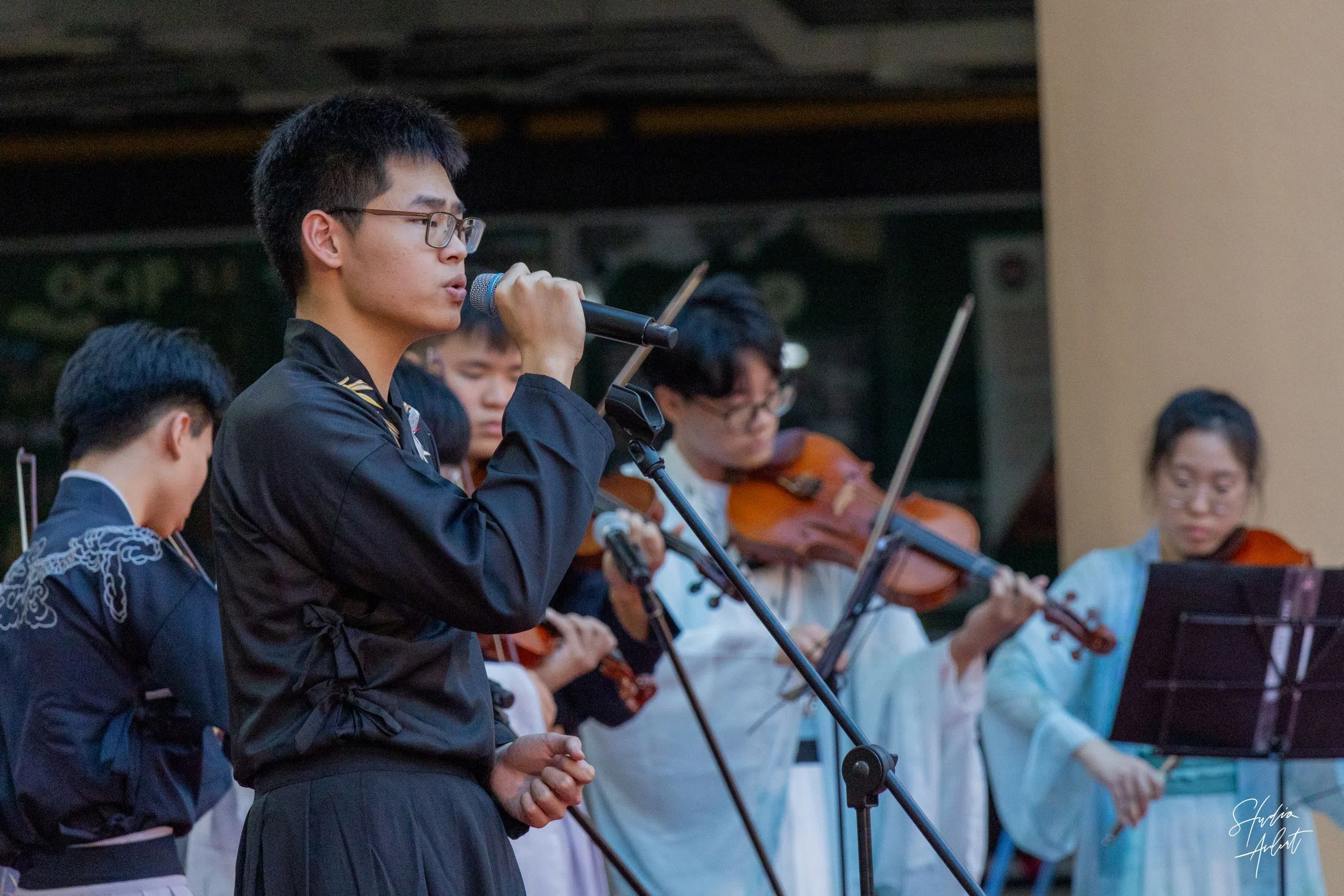 未央词曲创作社和弦乐团表演者的造型，令人惊艳。（华中摄影学会提供）